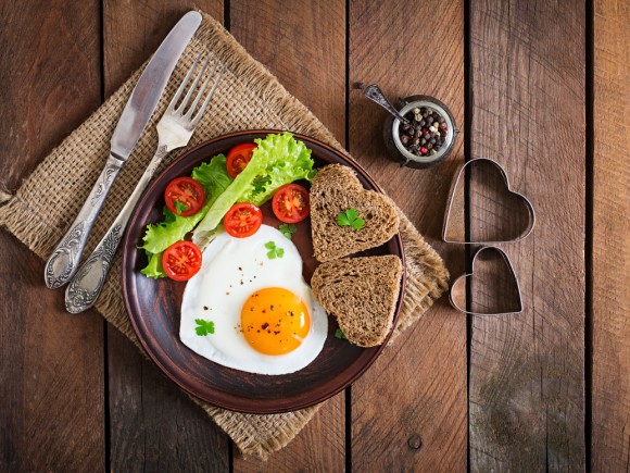 huevos-tostadas-corazon-580x435